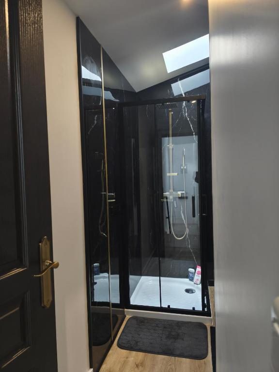 La douche en marbre noir