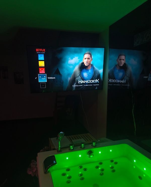 Le bain à remous face à l'écran