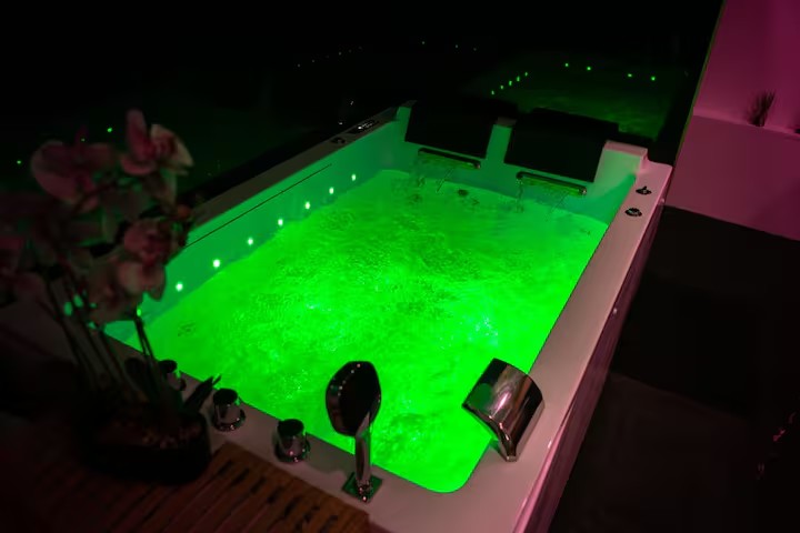 Le bain à remous illuminé, la nuit