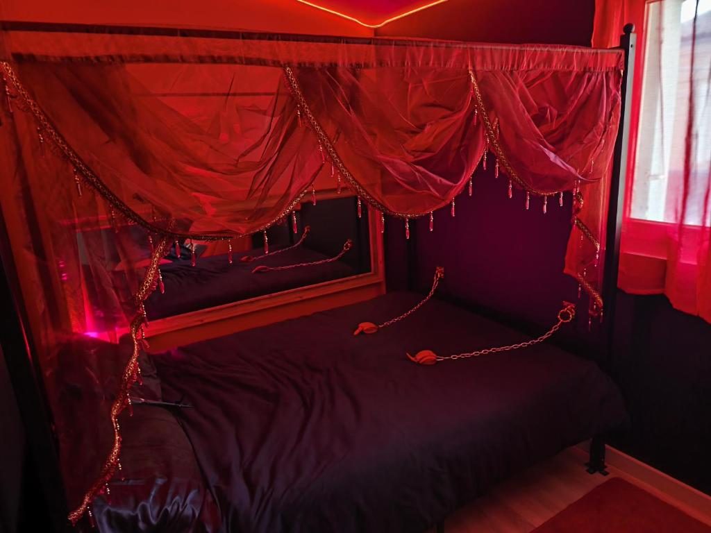 Le lit à baldaquin