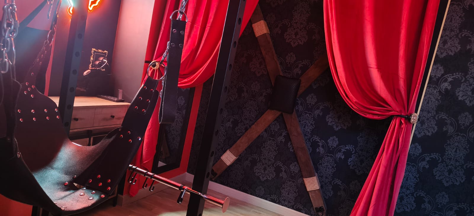 Le sling et les rideaux de velours rouge